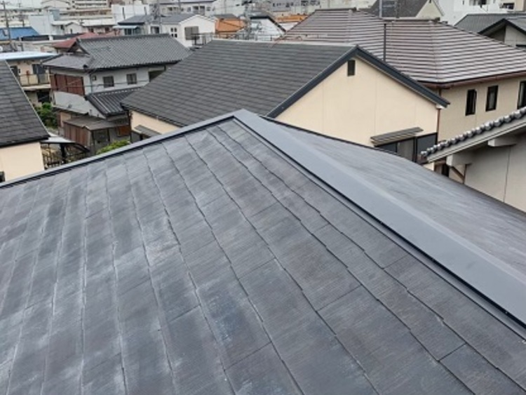 四條畷市で風で捲れた棟板金を樹脂製木材を使用し交換の屋根修理