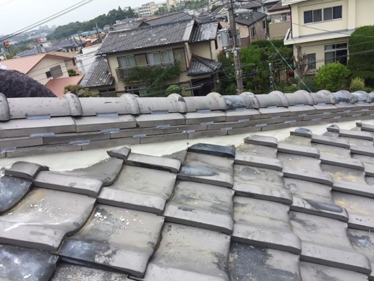 堺市にて傷んだ漆喰の塗り替えと割れ瓦交換の屋根工事