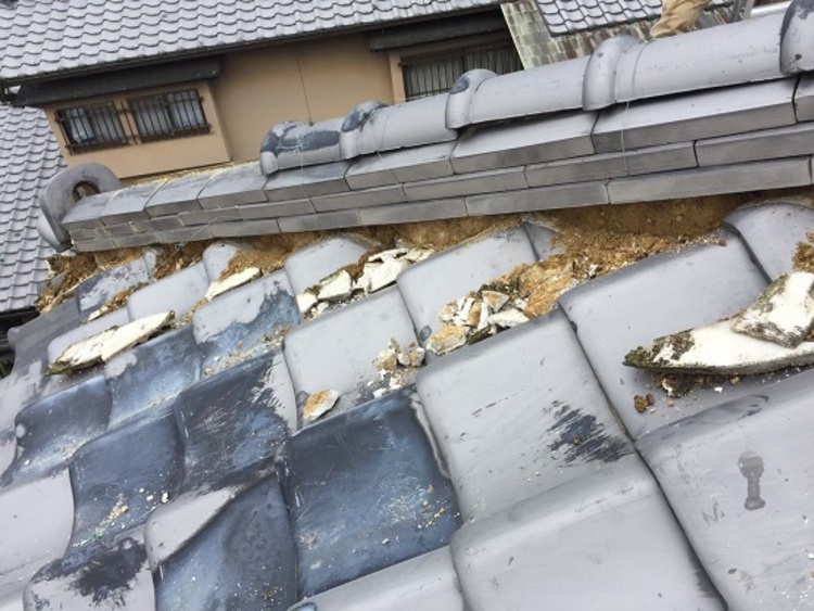 堺市にて傷んだ漆喰の塗り替えと割れ瓦交換の屋根工事