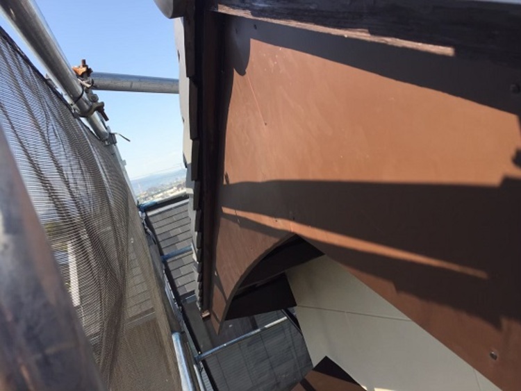 堺市でペンキが剥がれた破風板にガルバ板金張りの屋根板金工事