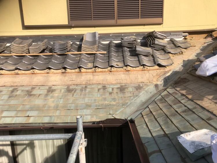 大阪府堺市南区でいぶし瓦、銅板葺さらし屋根をガルバリウム鋼板に貼替え工事をさせて頂きました。
