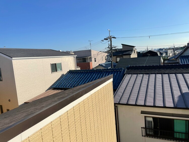 大阪府豊中市でカラーベストの棟板金の取替、破損コロニアルの差替をさしていただきました。