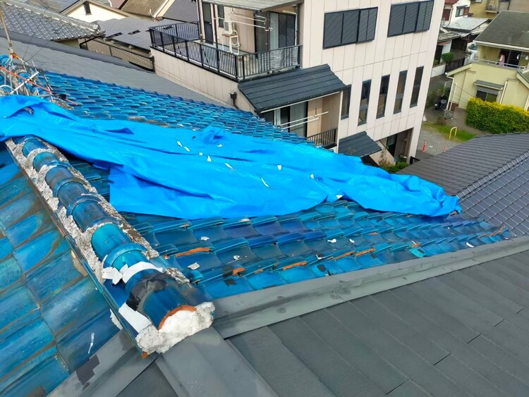大阪府大東市の空家で半年後に取り壊しが決まっている建物に防水シートを張って雨漏を止める工事をしました。